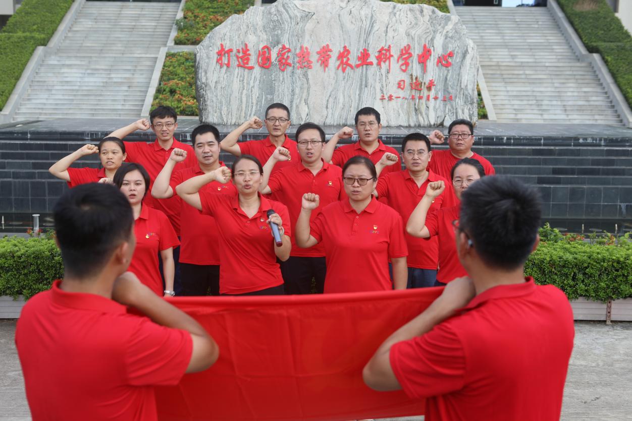 图1 重温入党誓词.jpg